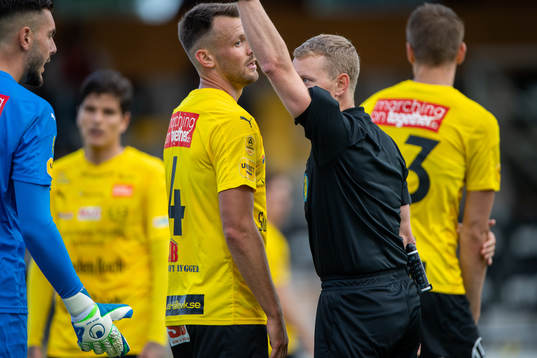 Mjällbys målvakt Marko Johansson får gult kort av domare
