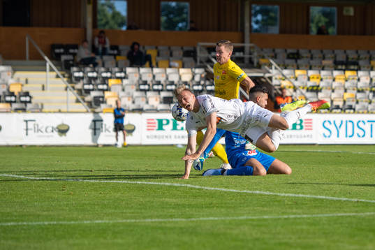 Häckens Alexander Söderlund  trycker in ett mål
