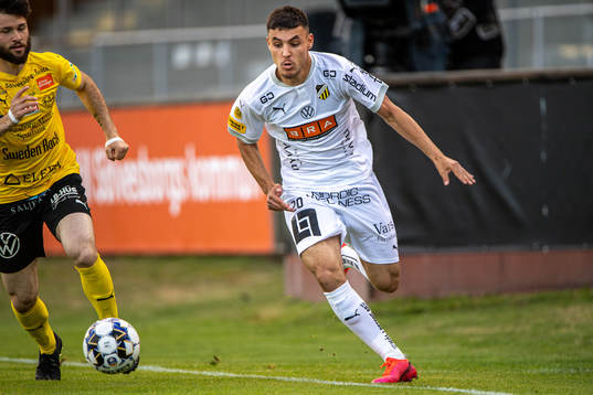 Mjällbys Jonathan Tamini  och Häckens Ali Youssef