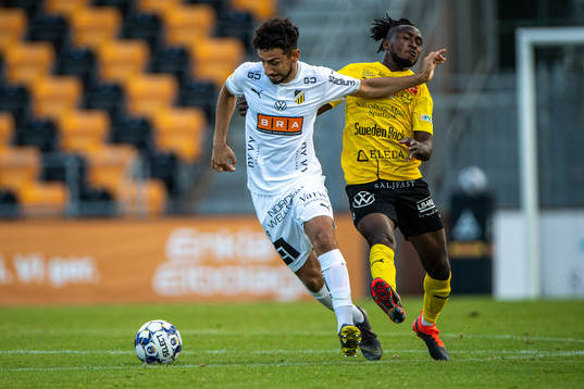 Häckens Jasse Tuominen  och Mjällbys Mamudu Moro