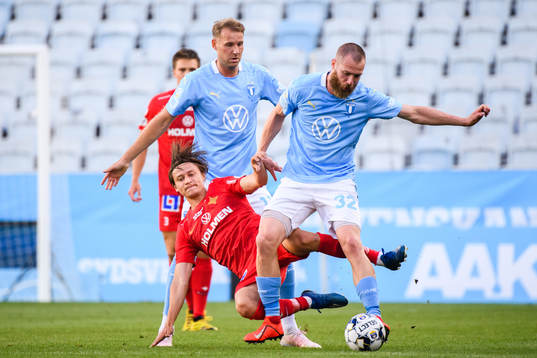 IFK Norrköpings Simon Thern i en kamp mot Malmö FFs Ola