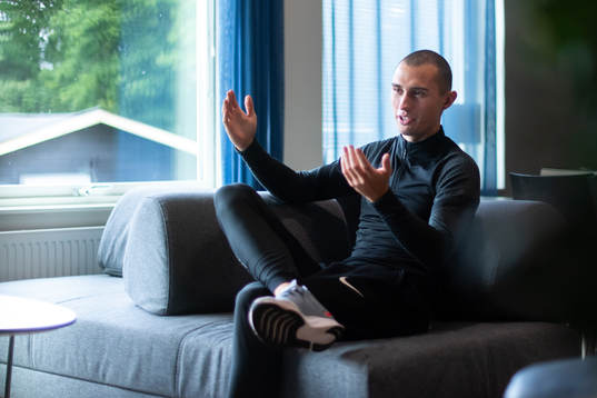 Längdhopparen Tobias Montler blir intervjuad