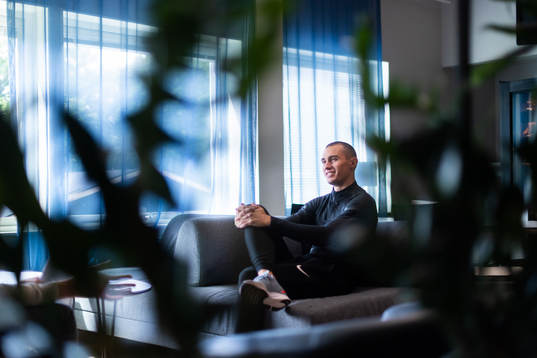 Längdhopparen Tobias Montler blir intervjuad