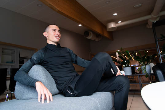 Längdhopparen Tobias Montler blir intervjuad