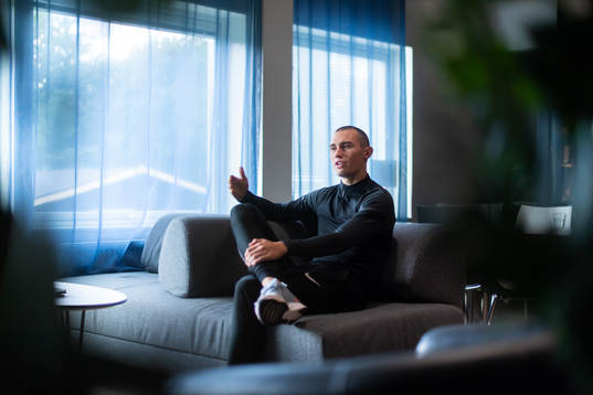 Längdhopparen Tobias Montler blir intervjuad