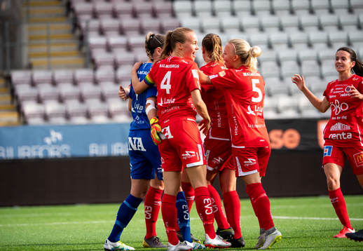 Örebros Frida Abrahamsson jublar med målvakt Moa Öhman