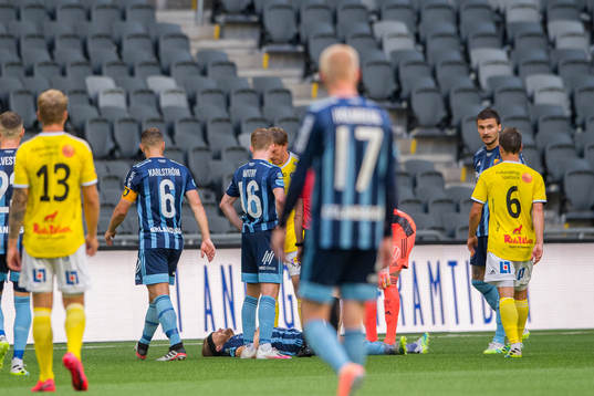 Djurgårdens Jacob Une Larsson har ont