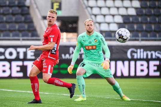 Elfsborgs Per Frick och Häckens målvakt Peter Abrahamsson