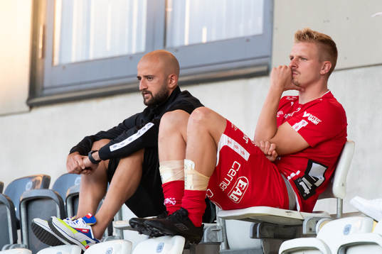 Elfsborgs Robert Gojani och Per Frick sitter på läktaren