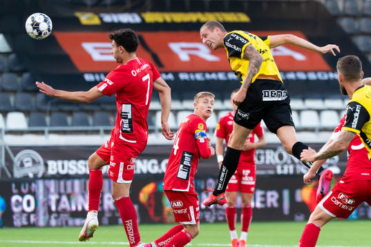 Häckens Gustaf Nilsson nickar bollen