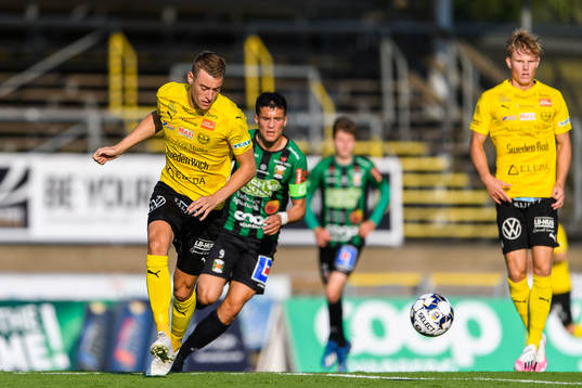 Mjällbys Viktor Agardius och Varbergs Astrit Selmani