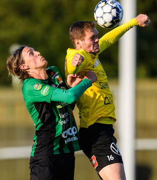 Varbergs Joakim Lindner mot Mjällbys Besard Sabovic