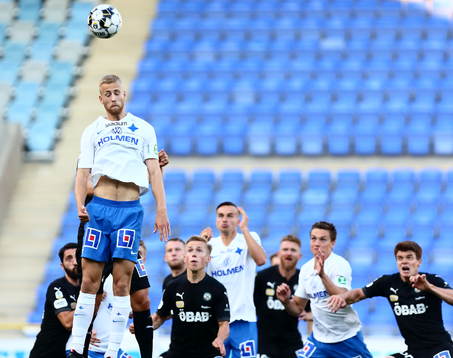IFK Norrköpings Filip Dagerstål nickar på en hörna