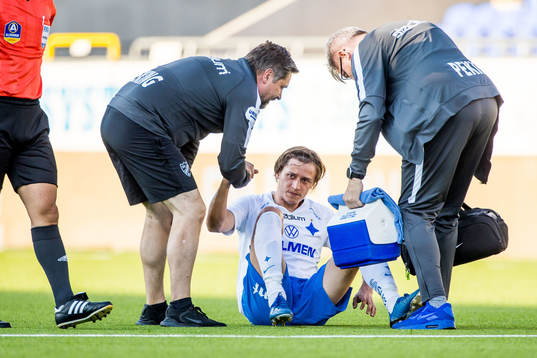 IFK Norrköpings Simon Thern får hjälp av planen