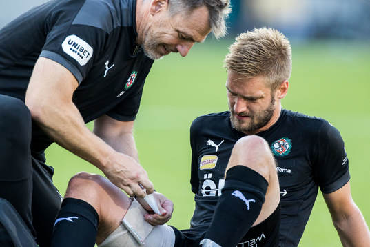 Örebros Johan Mårtensson har ont och får vård