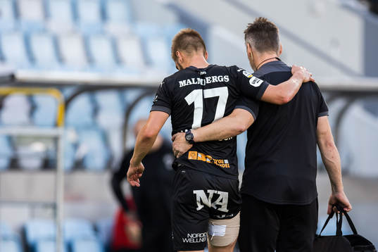 Örebros Johan Mårtensson leds av planen