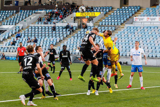 Örebros målvakt Oscar Jansson med en räddning