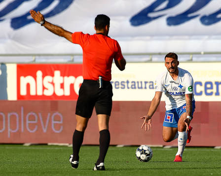 IFK Norrköpings Sead Haksabanovic reagerar på domare