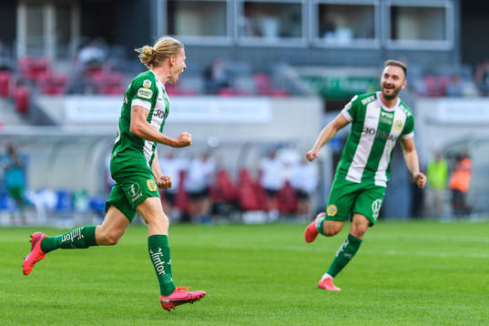 Hammarbys Gustav Ludwigson jublar med Muamer Tankovic
