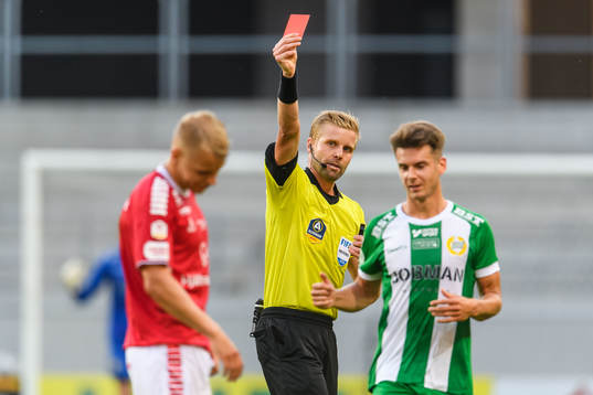 Domare Glenn Nyberg delar ut ett rött kort till Kalmars