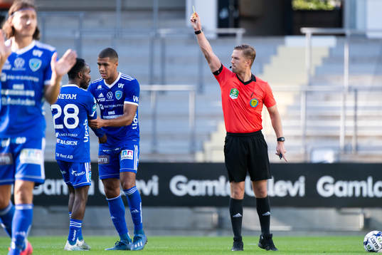 Umeås Beneyam Demte får gult kort av domare Fredrik