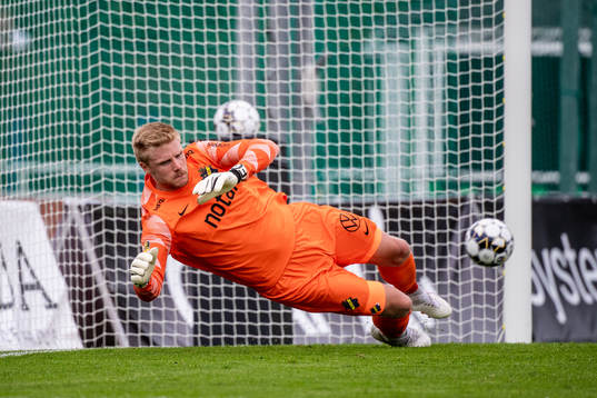s målvakt Jacob Haugaard släpper in 2-2 på straff av