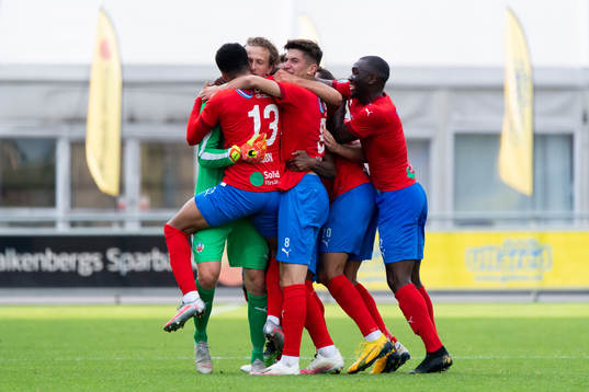 Helsingborgs målvakt Anders Lindegaard jublar med