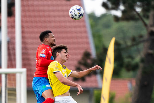 Helsingborgs Martin Olsson i nickduell med Falkenbergs