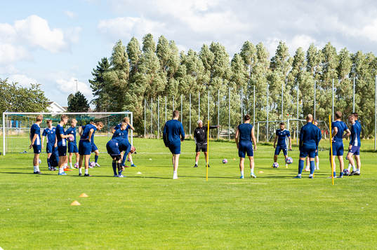 Tränare Karl-Gunnar Björklund instruerar spelarna