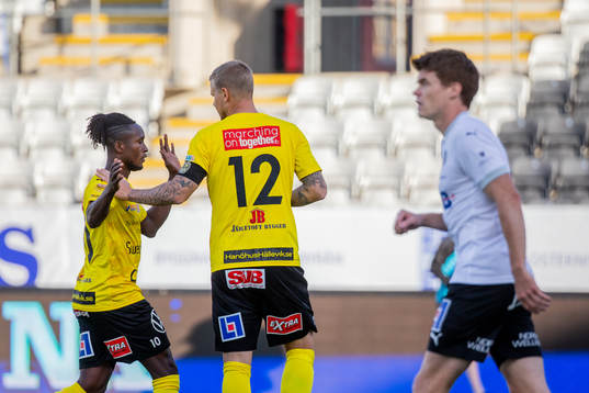 Mjällbys David Löfquist jublar med Mamudu Moro