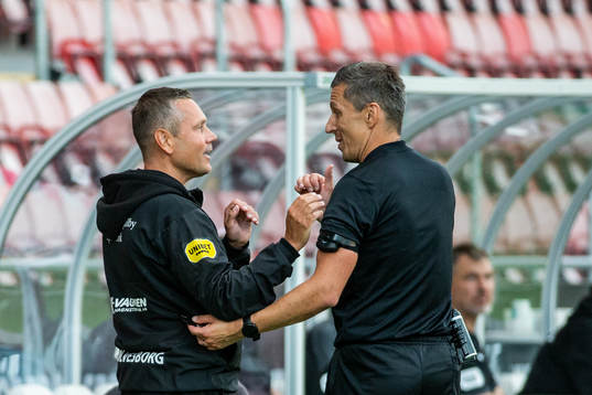 Mjällbys tränare Marcus Lantz diskuterar med Bojan Pandzic
