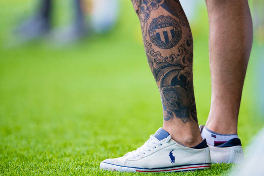 En tatuering med Västerås logotyp