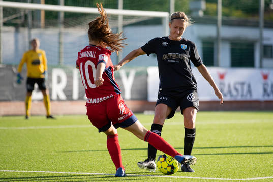 Djurgårdens Tilde Lindwall och Göteborgs Emma Kullberg