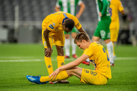 IFK Göteborgs Emil Holm sitter ned i samband med att IFK