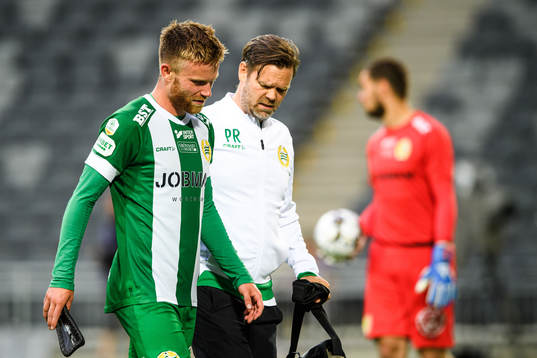 Hammarbys Dennis Widgren lämnar planen