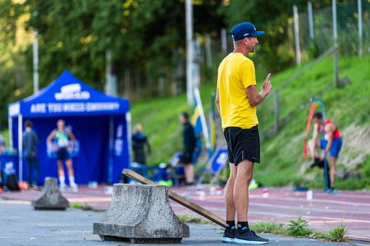 Tränare Yannick Tregaro friidrottstävlingen i längdhopp,
