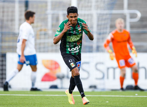 Varbergs Keanin Ayer Boya reagerar