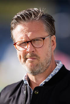 s tränare Rikard Norling innan fotbollsmatchen i