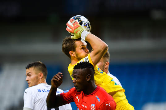Helsingborgs Alhaji Gero och Örebros målvakt Oscar Jansson