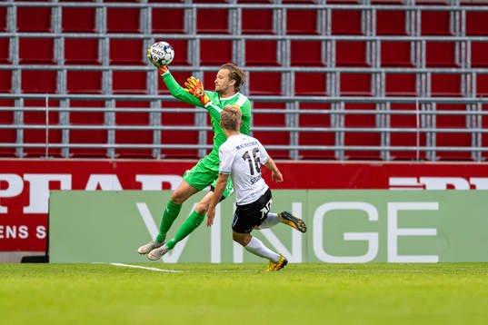 Helsingborgs målvakt Anders Lindegaard tar bollen utanför