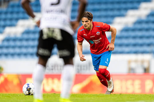 Helsingborgs Brandur Hendriksson med en frispark