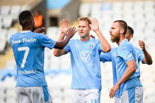 Malmö FFs Isaac Kiese Thelin jublar med Ola Toivonen och
