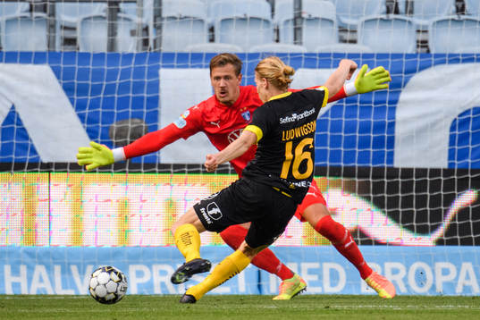 Hammarbys Gustav Ludwigson oroar framför Malmö FFs