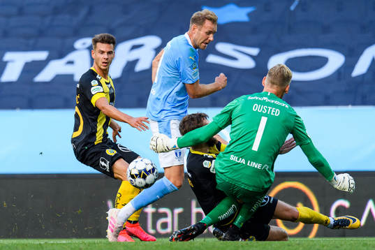 Malmö FFs Ola Toivonen och Hammarbys målvakt David Ousted