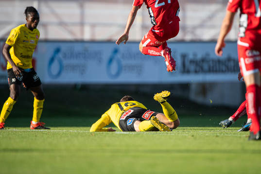 Mjällbys Jacob Bergström på marken