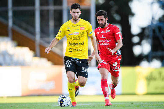 Mjällbys Besard Sabovic och Elfsborgs Frederik Holst