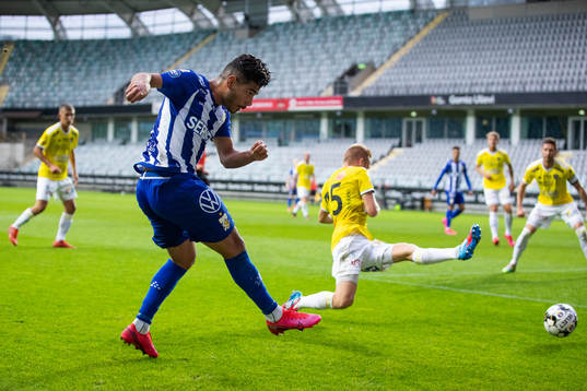 IFK Göteborgs Hosam Aiesh slår ett inlägg