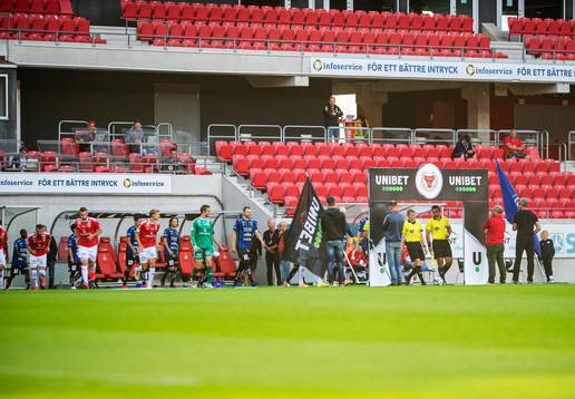 Spelarna marscheran in mot Unibets spelarbåge