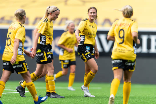 Elfsborgs Evelina Brink (skymd) jublar med Matilda
