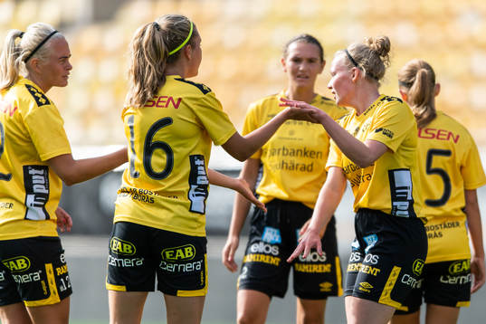 Elfsborgs Leann Nyström jublar med lagkamraterna